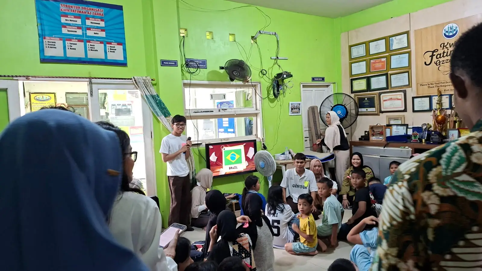 bersama anak mahasiswa dari UNM menfasilitasi siswa SAPD untuk belajar berbahasa inggris