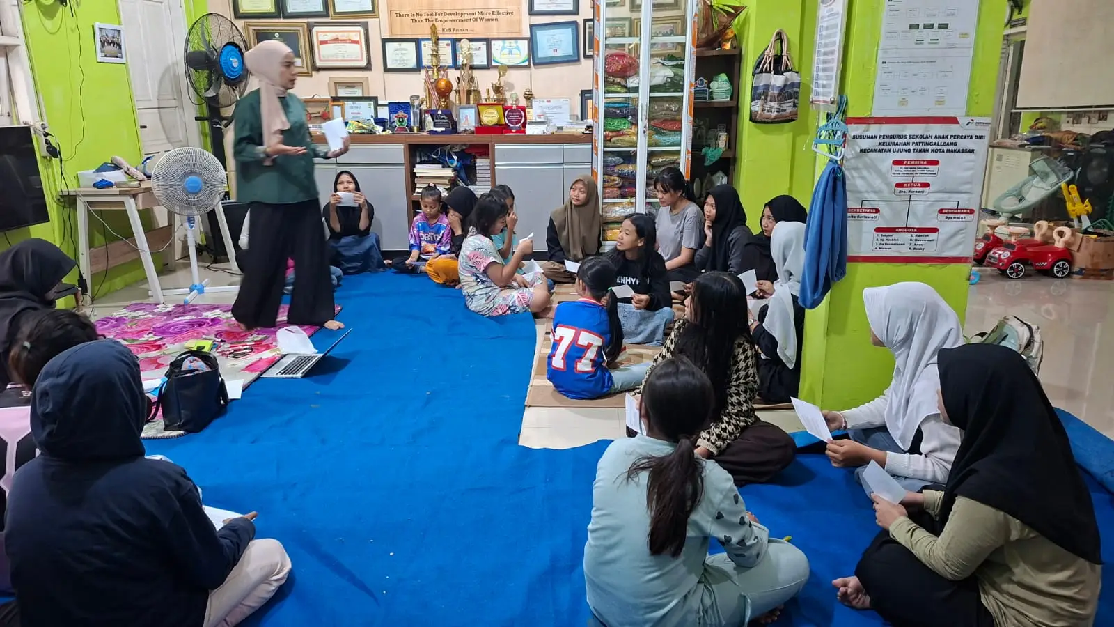 melaksanakan kegiatan dan buka puasa bersama dengan peserta anak Kelompok rentan (Perempuan) yang ada di kelurahan pattingalloang yang berkisar usia 10 - 17 tahun, kegiatan ini difasilitasi oleh LSM Lingkar Perempuan Global dengan materi Pembentukan Karak